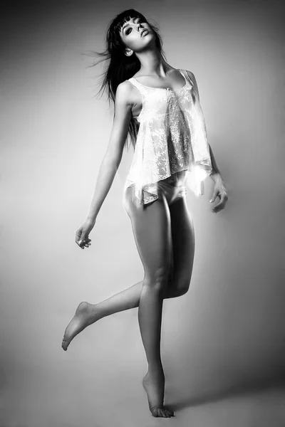 Mladý model představuje, tanec v bílém prádle — Stock fotografie