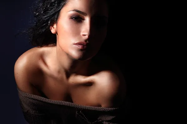 Retrato de modelo de moda italiana jovem com pele perfeita no fundo azul escuro Fotos De Bancos De Imagens