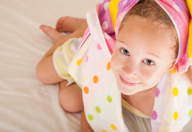 bir havlu ile mutlu bir çocuk portresi