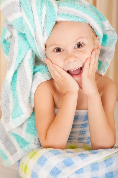 Portrét šťastné dítě s ručníkem — Stock fotografie