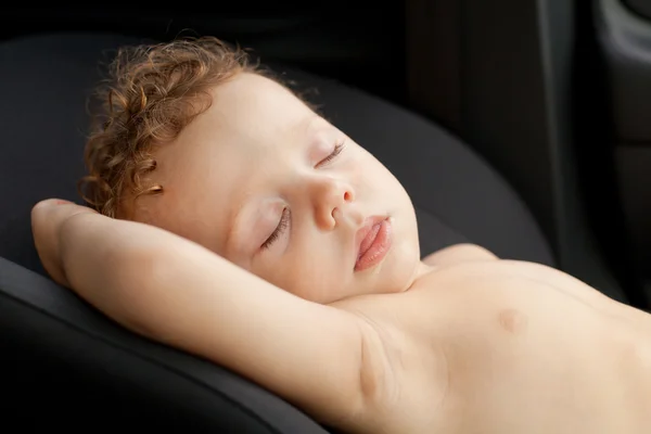 Baby slapen in de auto — Stockfoto