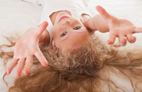 Πορτρέτο ενός παιδιού στο κρεβάτι με τα μαλλιά της — Φωτογραφία Αρχείου