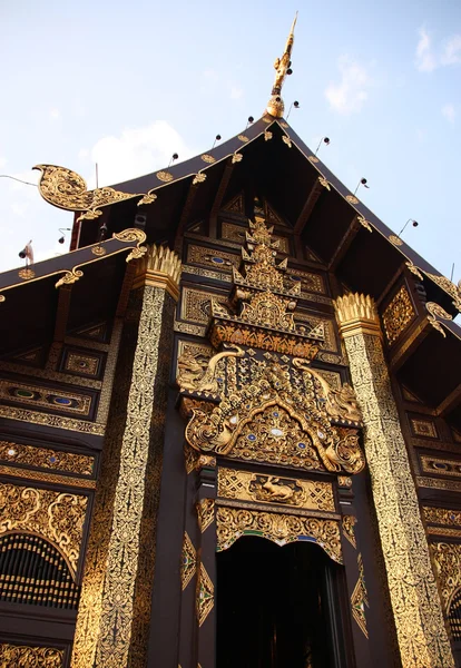 Красивый храм на крыше в Чиангмае — стоковое фото