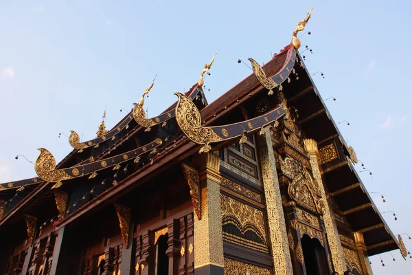 Tetto bellissimo tempio a Chiang Mai — Foto Stock