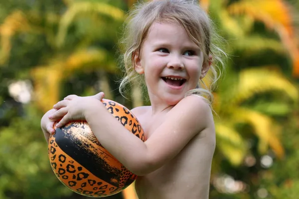 Kleines Mädchen und der Ball — Stockfoto