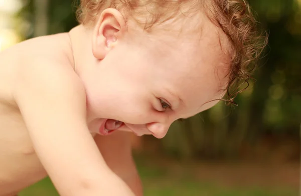 Портрет счастливого младенца — стоковое фото