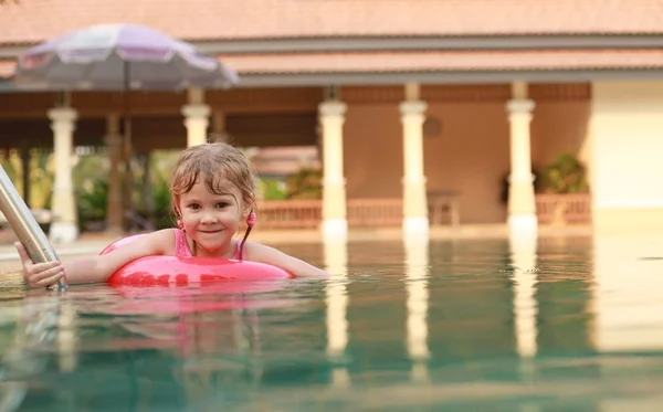 Una niña pequeña en la piscina —  Fotos de Stock