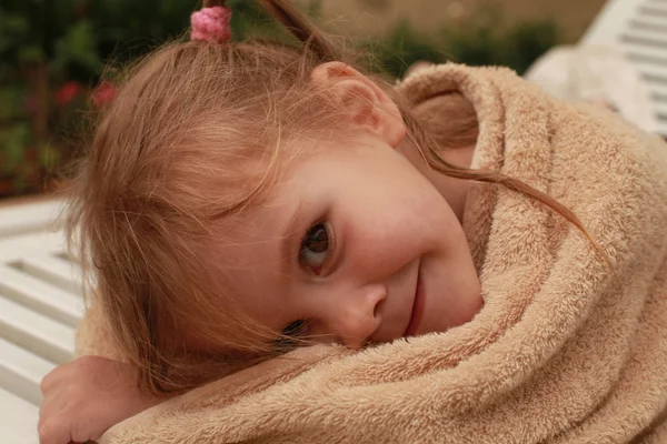 Barnet insvept i en handduk — Stockfoto