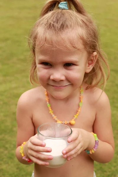 Παιδί με ένα ποτήρι γάλα — Φωτογραφία Αρχείου