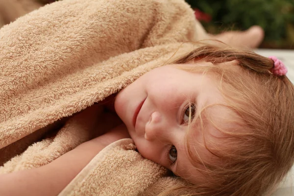 Criança envolta em uma toalha — Fotografia de Stock