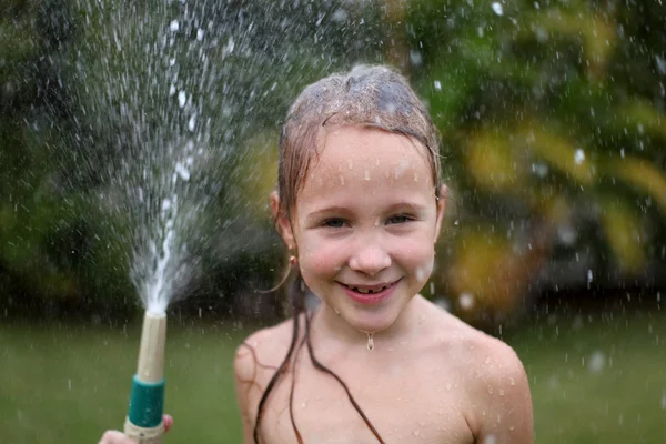 Šťastná dívka vylévá vodu — Stock fotografie