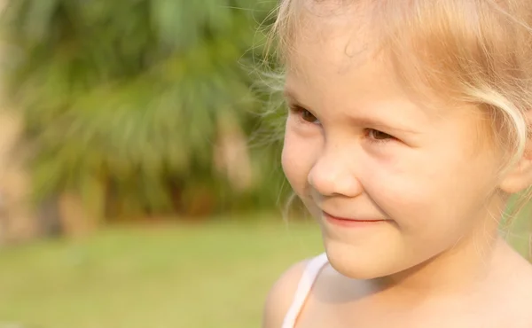 Porträt eines glücklichen Kindes — Stockfoto