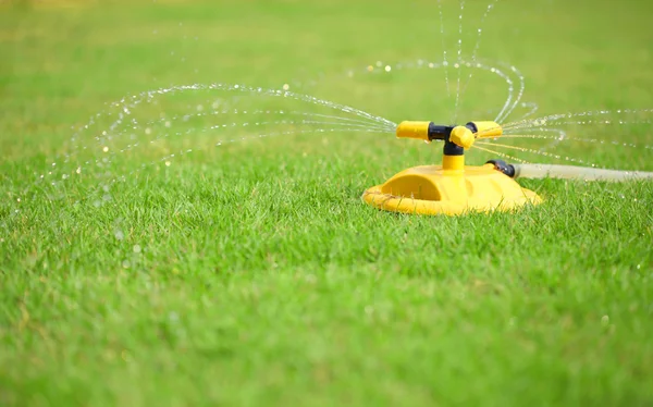 Instalace vody, spreje na zeleném trávníku — Stock fotografie