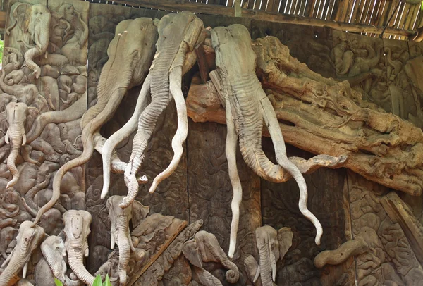 Fal egy faragott fa fejek az elefántok — Stock Fotó
