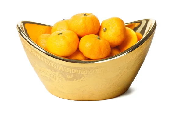 Мандаринские апельсины в золотой слитке — стоковое фото