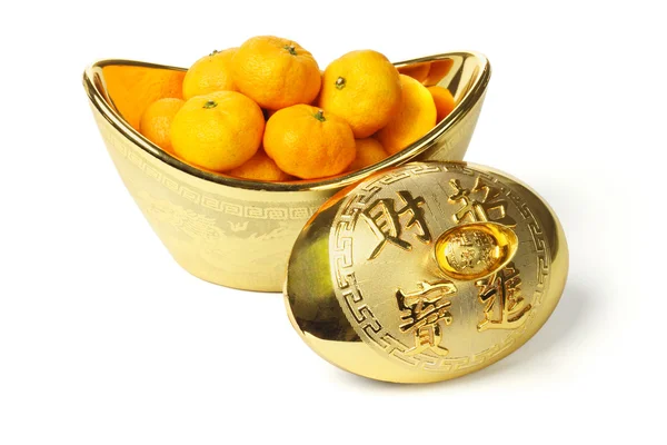 Мандаринские апельсины в золотой слитке — стоковое фото