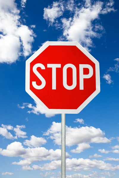 Señal roja de stop en carretera al aire libre — Foto de Stock