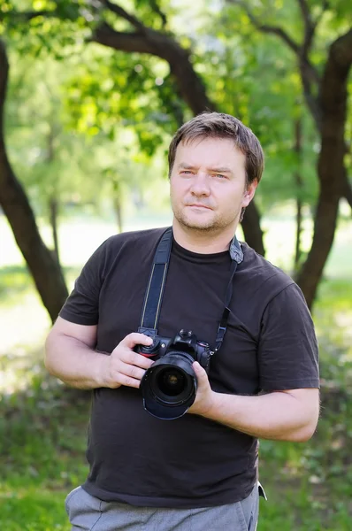 Hombre con cámara digital profesional — Foto de Stock