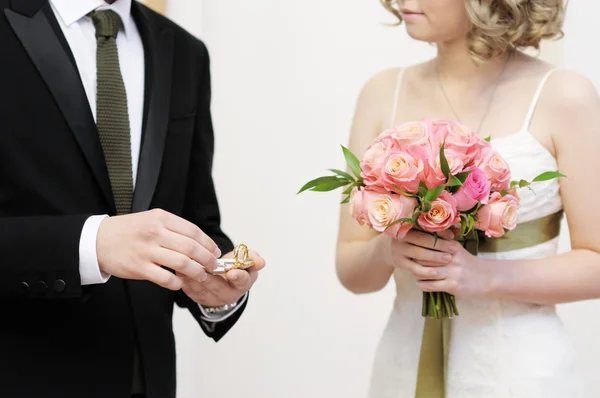Anello di tenuta sposo — Foto Stock