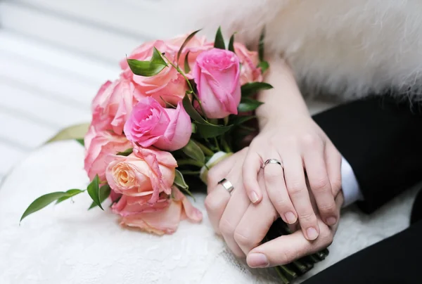 Handen van bruid en bruidegom — Stockfoto