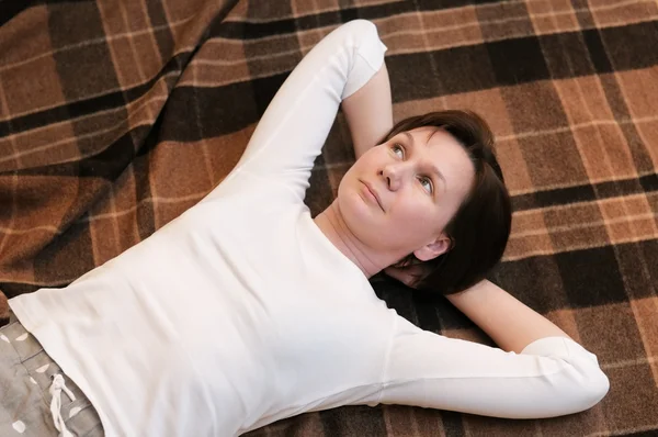 Vrouw liggend op deken — Stockfoto