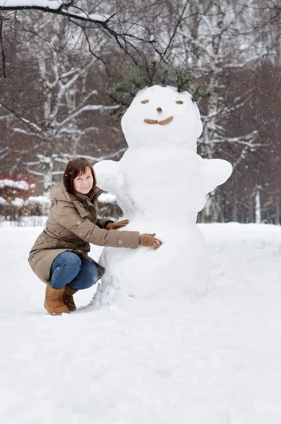 Kışın eğleniyor kadın — Stok fotoğraf
