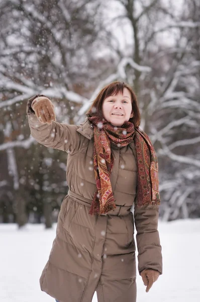 Kobieta zabawa zimą — Zdjęcie stockowe