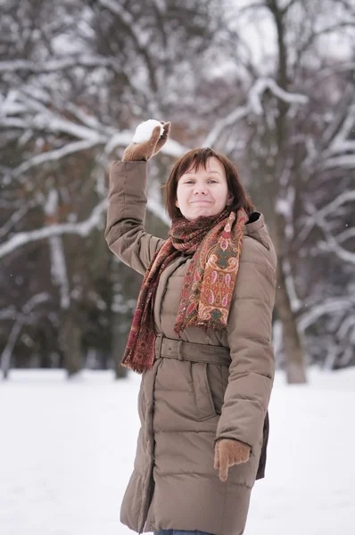 Vrouw plezier in de winter — Stockfoto