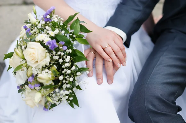 Menyasszony és vőlegény kezei — Stock Fotó
