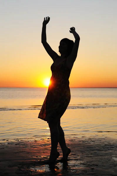 Mulher como silhueta junto ao mar — Fotografia de Stock
