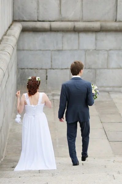 Bruid en bruidegom wandelen — Stockfoto