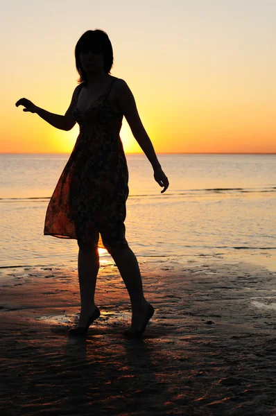 海沿いのシルエットとして女性 — ストック写真