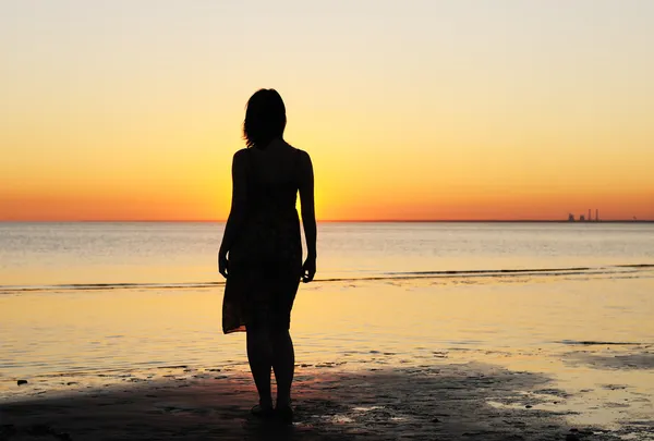 바다 실루엣으로 여성 — 스톡 사진