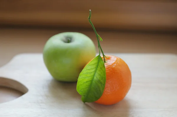 Tangerine and green apple — Stock Photo, Image