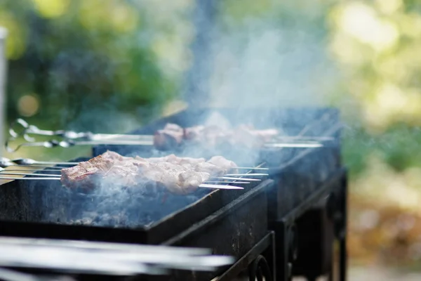 As partes suculentas de carne com o molho preparam-se no fogo — Fotografia de Stock