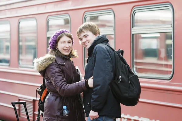 Jovem casal feliz na plataforma da estação ferroviária — Fotografia de Stock