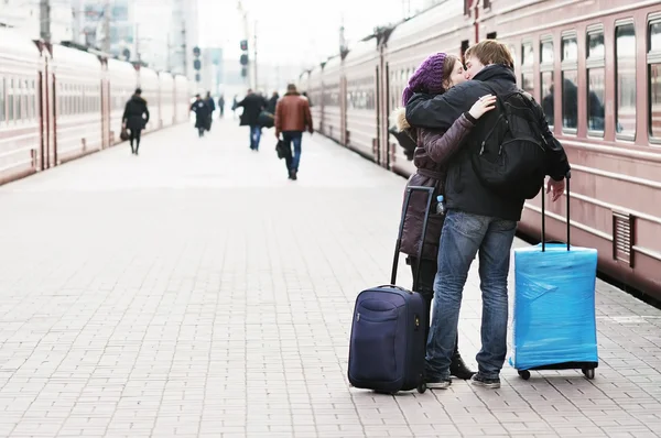 Счастливая молодая пара на железнодорожной станции платформы — стоковое фото