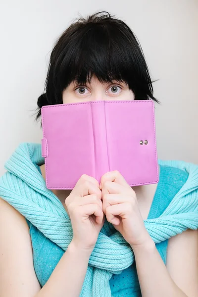 Młoda kobieta z pamiętnikiem — Zdjęcie stockowe