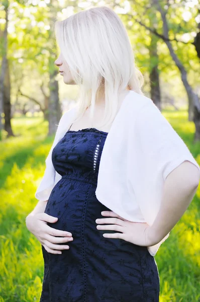 Hamile kadın Parkı — Stok fotoğraf
