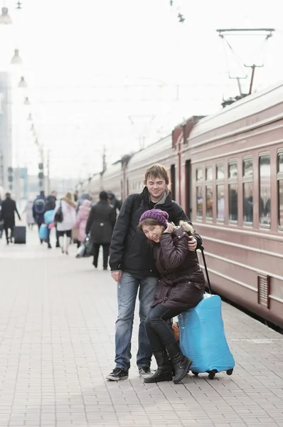Gelukkige jonge paar op railway station platform — Stockfoto