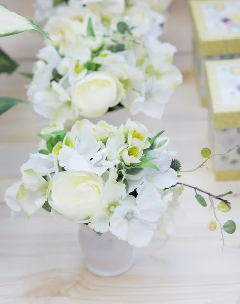 Deliciosas flores artificiais brancas e amarelas — Fotografia de Stock