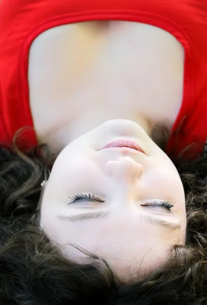 Молода жінка з закритими очима — стокове фото