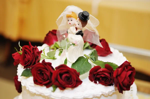 Статуэтки на вершине свадебного торта — стоковое фото