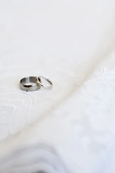 两只结婚戒指 — 图库照片