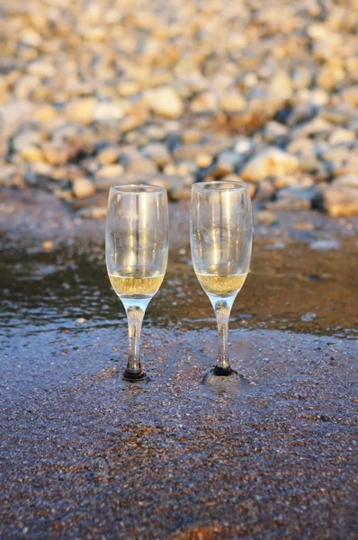 Δύο ποτήρια κρασιού στην άμμο — Φωτογραφία Αρχείου