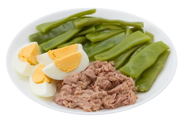 Salade avec thon sur l'assiette blanche — Photo