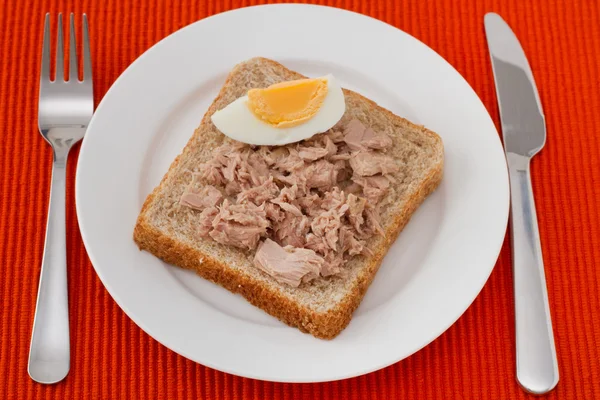 Grzanka z tuńczyka i jaj na talerzu — Zdjęcie stockowe