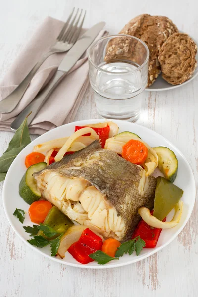 Pesce bollito con verdure sul piatto — Foto Stock