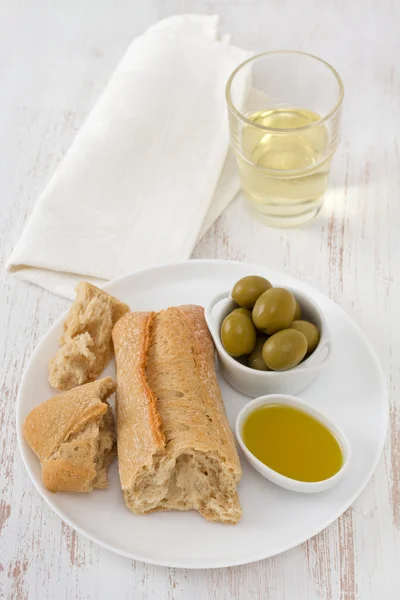 用橄榄和橄榄油面包 — 图库照片