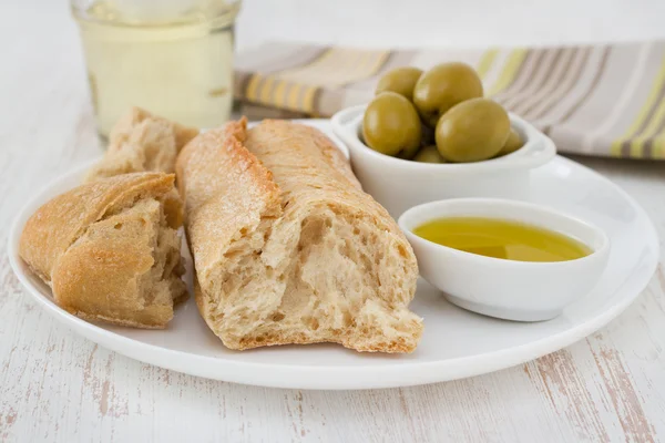 Bröd med oliver och olivolja — Stockfoto